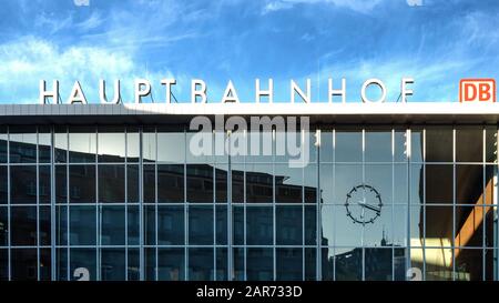Cologne, Allemagne, 09/15/2019: Proche du bâtiment de la gare centrale dans le centre ville de Cologne Banque D'Images