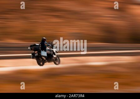 Manisa, Turquie - 17 03, 2019. Moto de couleur noire avec panoramique technique avec flou de mouvement. Banque D'Images