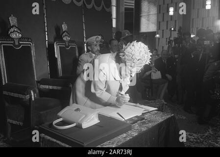 Visite d'État famille royale en Éthiopie réception à l'hôtel de ville d'Addis-Abeba; la Reine Juliana devient citoyen honoraire et signe le livre d'or Date: 27 janvier 1969 lieu: Addis-Abeba, Ethiopie mots clés: Queens, visites d'État, mairie Nom personnel: Juliana, Reine Banque D'Images