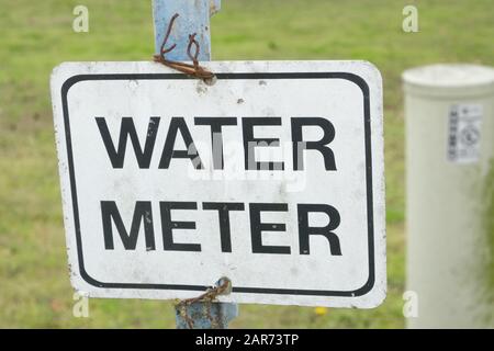 Panneau pour compteur d'eau dans la petite ville rurale du Texas. Banque D'Images