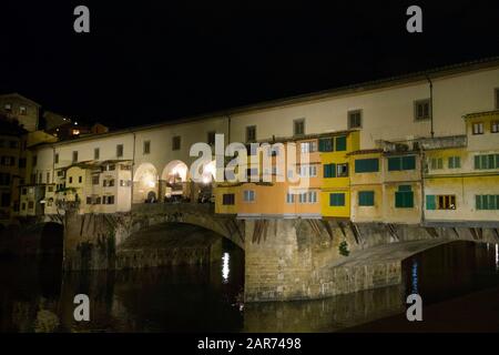 Le célèbre et inhabituel Ponte Vecchio à Florence Italie Banque D'Images