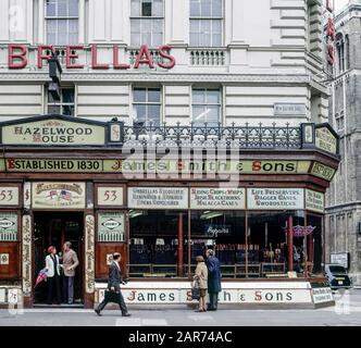 Londres, années 1970, boutiques élégantes pour couples, magasin de parasols et de bâtons James Smith & Sons, New Oxford Street, Angleterre, Royaume-Uni, GB, Grande-Bretagne, Banque D'Images