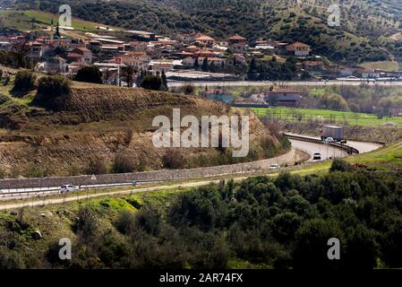 Manisa, Turquie - 17 03, 2019. Route avec quelques voitures de fond comme élément de design à Manisa Kuladokya Banque D'Images