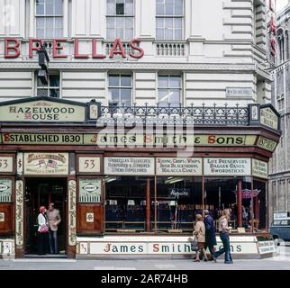 Londres, années 1970, boutiques élégantes pour couples, magasin de parasols et de bâtons James Smith & Sons, New Oxford Street, Angleterre, Royaume-Uni, GB, Grande-Bretagne, Banque D'Images