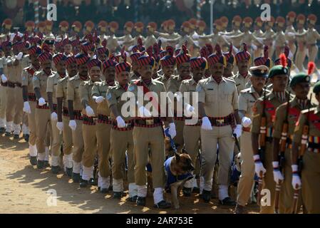 Bangalore, Inde. 26 janvier 2020. Les membres de l'équipe indienne de chiens de police défilent le 26 janvier 2020 à Bangalore, en Inde, lors d'un défilé de la Journée de la République. Crédit: Str/Xinhua/Alay Live News Banque D'Images