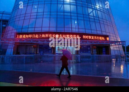 Shanghai. 26 janvier 2020. Un écran LED montre l'avis de suspension des services de bus longue distance à une gare routière longue distance à Shanghai, dans l'est de la Chine, le 26 janvier 2020. Pour contenir la propagation du nouveau coronavirus, tous les services interprovinciaux d'autobus à long-distance à Shanghai sont suspendus à partir du 26 janvier, selon les autorités locales. Crédit: Wang Xiang/Xinhua/Alay Live News Banque D'Images