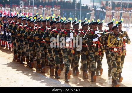 Bangalore, Inde. 26 janvier 2020. Les soldats indiens défilent le 26 janvier 2020 à Bangalore, en Inde, lors d'un défilé de la Journée de la République. Crédit: Str/Xinhua/Alay Live News Banque D'Images