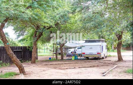 Komatipoort, Afrique du Sud - Camping caravane dans le Parc National Kruger est une image populaire de la tradition de vacances en Afrique du Sud en format horizontal Banque D'Images