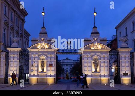 Porte principale de l'Université de Varsovie la nuit, vue de la rue Krakowskie Przedmiescie dans la ville de Varsovie en Pologne Banque D'Images