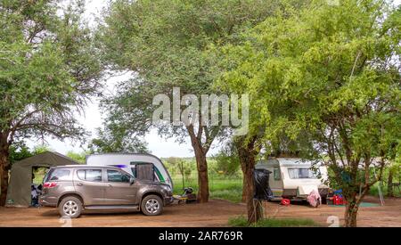Komatipoort, Afrique du Sud - Camping caravane dans le Parc National Kruger est une image populaire de la tradition de vacances en Afrique du Sud en format horizontal Banque D'Images