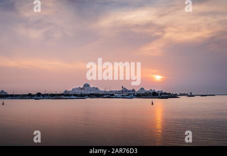 Coucher de soleil sur le palais présidentiel à Abu Dhabi, capitale des Émirats arabes Unis Banque D'Images