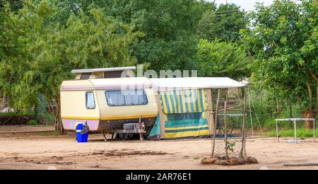Komatipoort, Afrique du Sud - Camping caravane dans le Parc National Kruger est une image populaire de la tradition de vacances en Afrique du Sud en format horizontal Banque D'Images