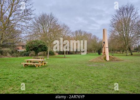 Une sculpture géante en bois à clous de girofles dans le parc Queen Elizabeth Grantham Lincolnshire à côté des bancs de pique-nique Banque D'Images