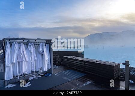 Peignoirs à Blue Lagoon à côté de Reykjavik avec bain de personnes dans ce printemps chaud naturel . Banque D'Images