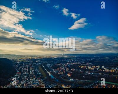 Karlovy Vary, République tchèque 24 janvier 2020 - l'antenne de Karlovy Vary Sous la belle lumière du soleil froid hiver ciel clair Banque D'Images