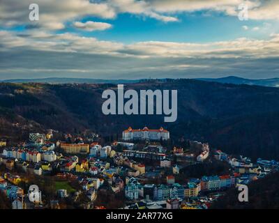 Karlovy Vary, République tchèque 24 janvier 2020 - l'hôtel aérien Imperial de Karlovy Vary Varie avec les vieilles maisons environnantes sous lumière vive du soleil pendant la période hivernale Banque D'Images