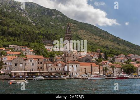 Le front de mer du joli village de Perast, baie de Kotor, Monténégro Banque D'Images