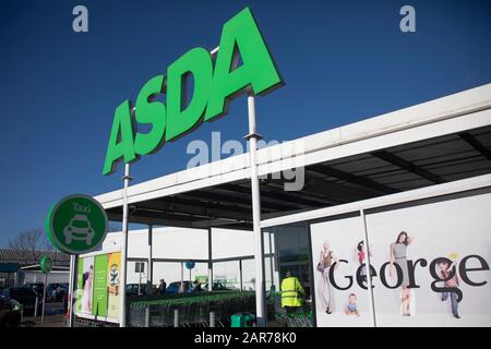 Chaîne de supermarchés ASDA sur Old Kent Road le 9 janvier 2020 à Londres, Angleterre, Royaume-Uni. ASDA Stores Ltd. Est un détaillant britannique de supermarchés, dont le siège social se trouve dans le West Yorkshire. La société a été fondée en 1949 et a été cotée à la Bourse de Londres jusqu'en 1999 lorsqu'elle a été acquise par le géant américain de la vente au détail Walmart pour 6,7 milliards de livres sterling. ASDA a été la deuxième plus grande chaîne de supermarchés en Grande-Bretagne entre 2003 et 2014 par part de marché, à ce moment-là elle est tombée en troisième place. Depuis avril 2019, il a retrouvé sa deuxième position. Banque D'Images