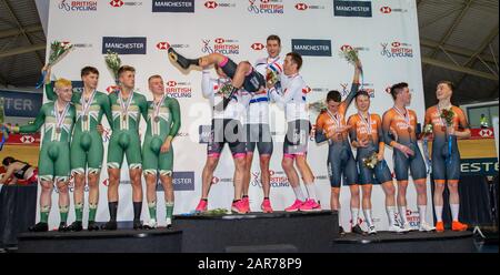 Manchester, Royaume-Uni. 26 janvier 2020; National Cycling Centre, Manchester, Lancashire, Angleterre; HSBC British Cycling Track Championships; équipe masculine médaillée de L à R, médaille D'ARGENT TeamInspired, Rhys Britton, Alfred George, Ethan Vernon, Sam Watson, médaille D'OR HUBB-Wattbike Test Team, Johnathan Wale, Kyle Gordon, Daniel Bigham, John Archibald, Médaille de bronze AeroLab Ward WheelZ A, Seb Garry, Michael Gill, Tom Ward, Oliver Hucks HUBB-Wattbike a frappé le plus rapide temps national jamais au Manchester velodrome Credit: Action plus Sports Images/Alay Live News Banque D'Images