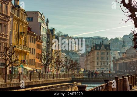 Karlovy Vary, République tchèque 24 janvier 2020 - la ville de Karlovy Vary, promenade d'hiver le matin au-dessus du pont fluvial Banque D'Images