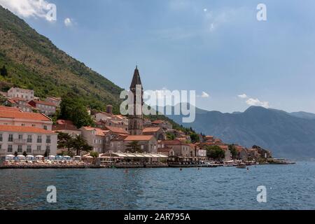 Le front de mer du joli village de Perast, baie de Kotor, Monténégro Banque D'Images