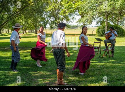 Areco, Argentine - 22 janvier 2018: Des gauchos avec leurs femmes dansant à une fête folklorique traditionnelle dans une ferme de campagne à 70 miles au nord-ouest de Buenos Aires Banque D'Images