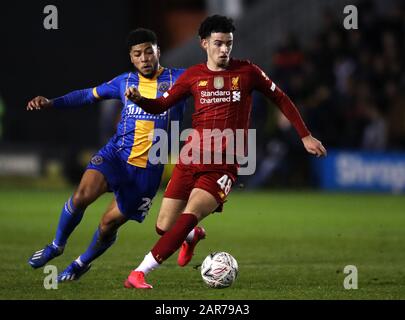 Josh Laurent (à gauche) de Shrewsbury Town et Curtis Jones de Liverpool se battent pour la balle lors du quatrième match de la FA Cup à Montgomery Waters Meadow, Shrewsbury. Banque D'Images