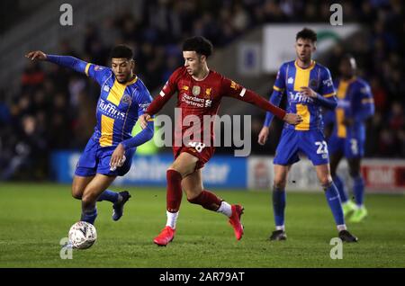 Josh Laurent (à gauche) de Shrewsbury Town et Curtis Jones (au centre) de Liverpool se battent pour le ballon lors du quatrième match de la coupe FA à Montgomery Waters Meadow, Shrewsbury. Banque D'Images