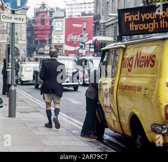 Londres 1970, vue arrière de l'homme avec Bermuda, camion de livraison de papier Evening News, Fleet Street, Angleterre, Royaume-Uni, GB, Grande-Bretagne, Banque D'Images