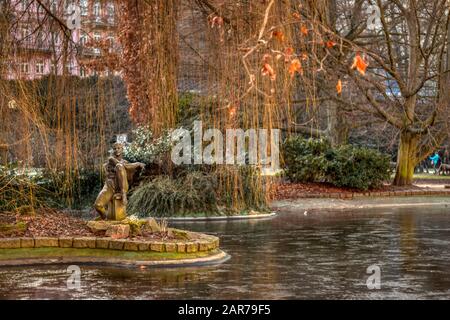 Karlovy Vary, République tchèque 24 janvier 2020 - étang gelé avec statue et beaux arbres Banque D'Images