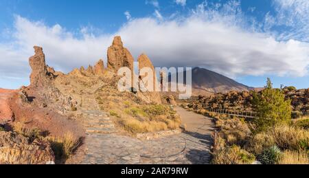 Paysage avec formation rocheuse unique Roque Cinchado, Parc National du Teide, Tenerife, Canaries, Espagne Banque D'Images