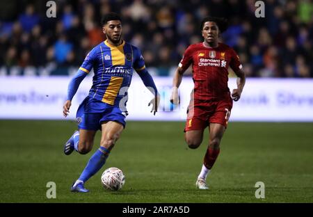 Josh Laurent (à gauche) de Shrewsbury Town s'éloigne de Yasser Larouci de Liverpool lors du quatrième match rond de la FA Cup à Montgomery Waters Meadow, Shrewsbury. Banque D'Images