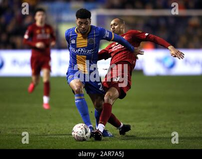 Josh Laurent (à gauche) de Shrewsbury Town et la bataille de Fabinho de Liverpool pour le bal lors du quatrième match rond de la FA Cup à Montgomery Waters Meadow, Shrewsbury. Banque D'Images