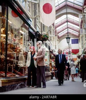 Londres 1970, élégant couple mature shopping pour la vaisselle, Burlington Arcade, Piccadilly, Mayfair, Angleterre, Royaume-Uni, GB, Grande-Bretagne, Banque D'Images