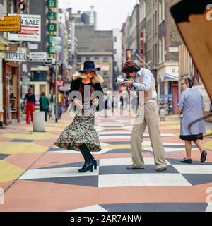 Londres, années 1970, photographe prenant des photos avec un mannequin féminin, Carnaby Street, Soho, Angleterre, Royaume-Uni, GB, Grande-Bretagne, Banque D'Images