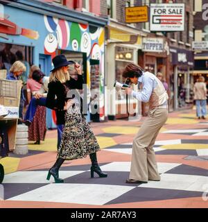 Londres, années 1970, photographe prenant des photos avec un mannequin féminin, Carnaby Street, Soho, Angleterre, Royaume-Uni, GB, Grande-Bretagne, Banque D'Images