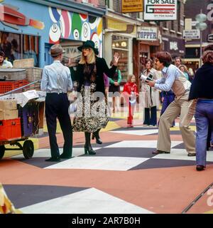 Londres, années 1970, photographe prenant des photos avec un mannequin féminin, Carnaby Street, Soho, Angleterre, Royaume-Uni, GB, Grande-Bretagne, Banque D'Images