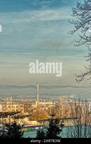 Cheminée d'usine en europe de l'est en dehors de la ville hiver matin chauffage au gaz Banque D'Images