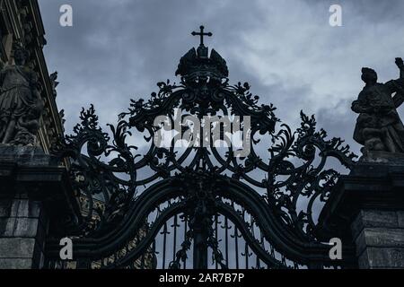 Immense porte en fer et entrée au jardin de la résidence baroque de Würzburg, Allemagne Banque D'Images