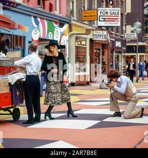 Londres, années 1970, photographe prenant des photos avec un mannequin féminin, Carnaby Street, Soho, Angleterre, Royaume-Uni, GB, Grande-Bretagne, Banque D'Images