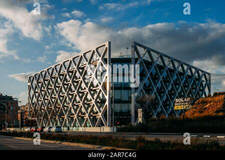 Madrid, Espagne - 26 Janvier 2020: Façade Moderne Du Bâtiment Oxxeo À Las Tablas, Madrid, Espagne. Lauréat du meilleur nouveau bâtiment de construction en Espagne 2018 Banque D'Images