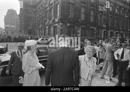 Ouverture de la Nouvelle église à Amsterdam en présence de la famille royale; Reine Juliana et princesse Beatrix à l'arrivée Date: 17 avril 1980 lieu: Amsterdam, Noord-Holland mots clés: Ouvertures, arrivées, reines Nom personnel: Beatrix, princesse, Juliana (Reine Pays-Bas) Banque D'Images
