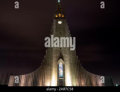 Hallgrimskirkja dans le centre-ville de Reykjavik Islande dans la soirée avec des lumières . Banque D'Images