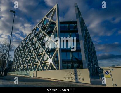 Madrid, Espagne - 26 Janvier 2020: Façade Moderne Du Bâtiment Oxxeo À Las Tablas, Madrid, Espagne. Lauréat du meilleur nouveau bâtiment de construction en Espagne 2018 Banque D'Images