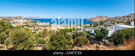 Vue panoramique sur la baie de Vlycha (plage) avec des hôtels près du village de Lindos (Rhodes, Grèce) Banque D'Images