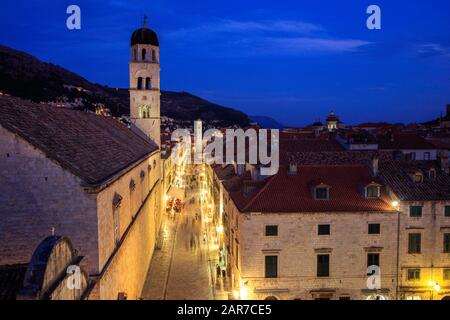 Heure bleue au-dessus de la rue principale de Dubrovnik Placa et le monastère franciscain. Croatie Banque D'Images