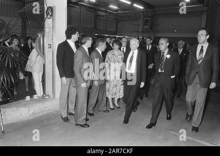 Ouverture de la nouvelle construction de la British American Tobacco Company par Prince Bernhard à Amsterdam ouvertures, nouvelle construction, dessins, industrie du tabac, Bernhard, prince des Pays-Bas Date: 22 avril 1983 lieu : Amsterdam, Noord-Holland mots clés: Nouvelle construction, ouvertures, industrie du tabac, dessins Nom personnel: Bernhard, prince der Nederlanden Banque D'Images