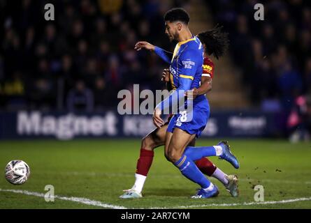 Yasser Larouci de Liverpool fait tomber Josh Laurent (à gauche) de Shrewsbury Town, ce qui entraîne une pénalité, lors du quatrième match de la coupe FA à Montgomery Waters Meadow, Shrewsbury. Banque D'Images