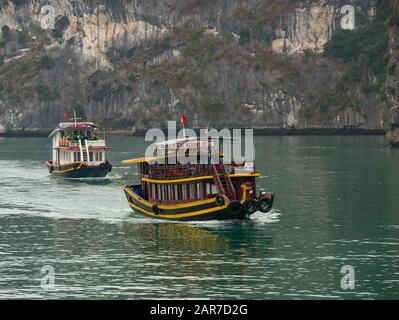 Bateaux De Transport Touristiques, Cat Ba Island, Lan Ha Bay, Vietnam, Asie Banque D'Images