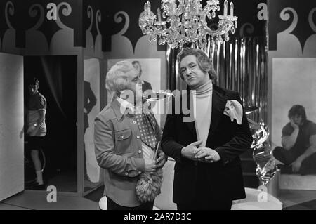 Enregistrement pour la série télévisée Mounties, avec Piet Bambergen (l) et René van Vooren Date: 21 décembre 1972 mots clés: TV-spectacles Nom personnel: Bambergen, Piet, Vooren, René van Banque D'Images